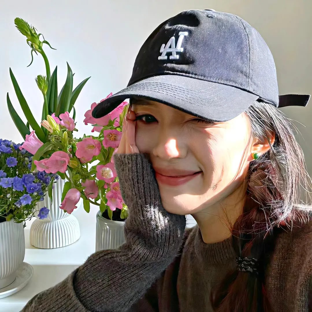 绿杨移作两家春